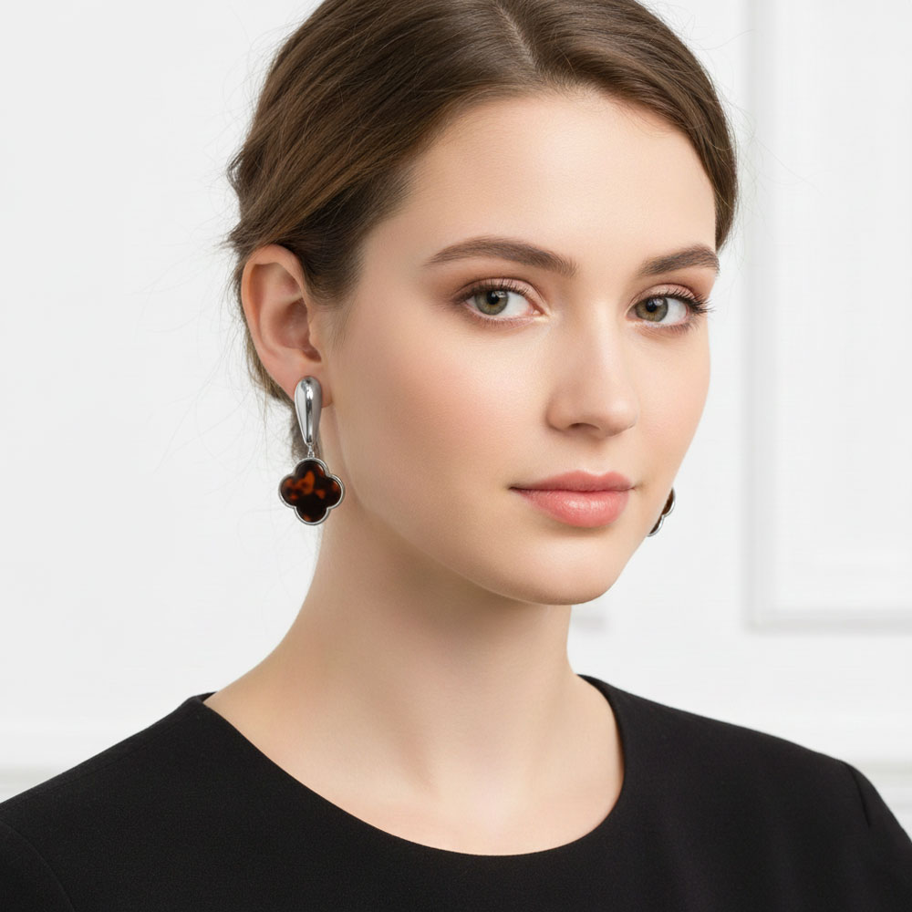 Σκουλαρίκια Ατσάλι Ασημί Με Κρεμαστό Τετράφυλλο Σχέδιο Σκουλαρίκια Ατσάλι Ασημί Με Κρεμαστό Τετράφυλλο ΣχέδιοA63026B