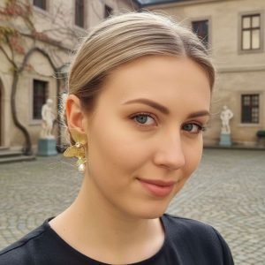 Σκουλαρίκια Ατσάλι Χρυσό με Διπλή Πεταλούδα και Κρεμαστή Πέρλα με ΣτραςX00443A