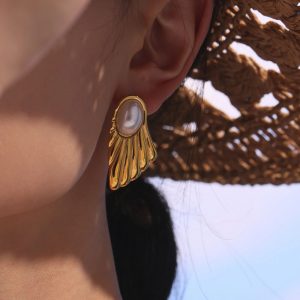 Σκουλαρίκια Ατσάλι Πέρλα σε Ανάγλυφο Κύμα - ΧρυσόA1199A