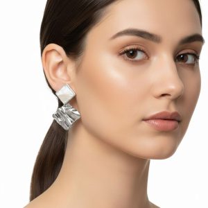 Σκουλαρίκια Ατσάλι Ασημί με Μαργαριταρένιο Τετράγωνο & Κυμματιστό ΣχέδιοA2215B