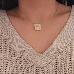 Ατσάλινο Μονόγραμμα ''M'' Με Λευκές Και Χρυσές ΧάντρεςA23017M