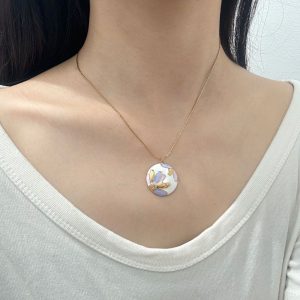 Ατσάλινο Κολιέ με Στρογγυλό Μενταγιόν και Λουλούδι - Χρυσό Μπλε44dae63159a3