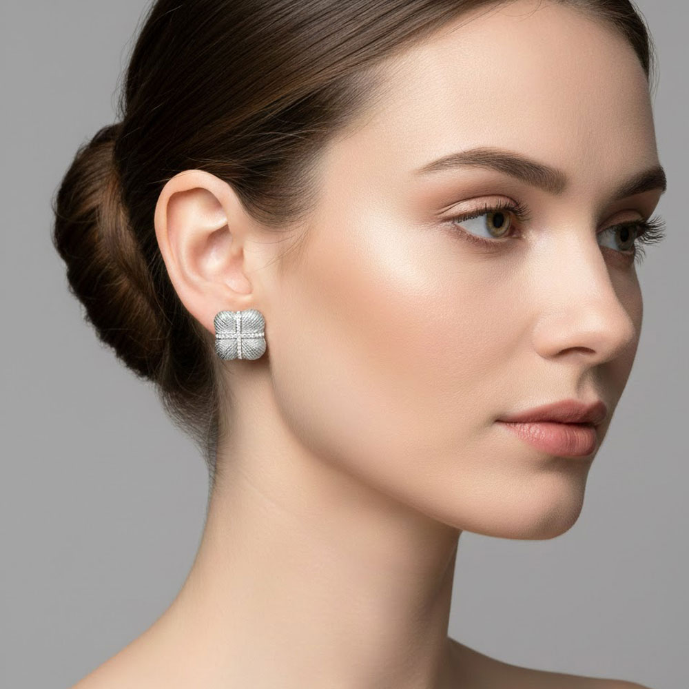 Σκουλαρίκια Ατσάλι Ανάγλυφο Τετράγωνο με Σταυρό από Στρας Ασημί Σκουλαρίκια Ατσάλι Ανάγλυφο Τετράγωνο με Σταυρό από Στρας ΑσημίA35035B