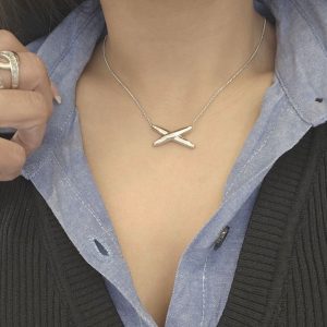 Ατσάλινο Κολιέ Με Κρεμαστό Χιαστί Στοιχείο - ΑσημίA3685B