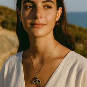 Ατσάλινο Κολιέ Leopard Τρίγωνο με Χρυσές ΛεπτομέρειεςN51