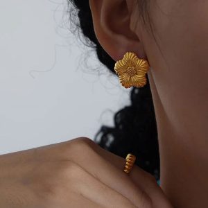 Ατσάλινα Σκουλαρίκια Ανάγλυφο ΛουλούδιA1215