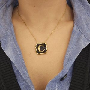 Ατσάλινο Μονόγραμμα ''C'' Με Μαύρες Και Χρυσές ΧάντρεςA23016C