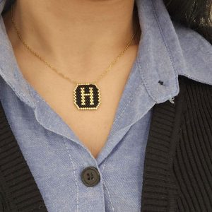 Ατσάλινο Μονόγραμμα ''H'' Με Μαύρες Και Χρυσές ΧάντρεςA23016H