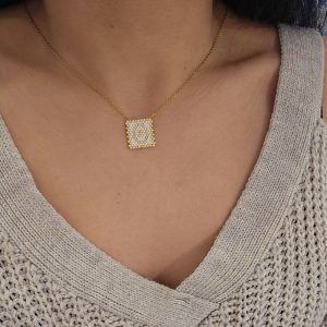 Ατσάλινο Μονόγραμμα ''Θ'' Με Λευκές Και Χρυσές ΧάντρεςA23017Θ