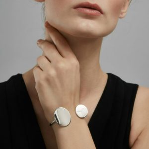 Ατσάλινο Βραχιόλι Χειροπέδα με Ασύμμετρα Στοιχεία Ασημί ΧρώμαA3196-1B