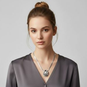 Ατσάλινο Κολιέ με Αφηρημένο Μενταγιόν Ασημί ΧρώμαA3287B