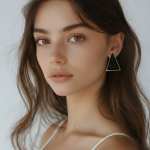 Ατσάλινα Σκουλαρίκια με Γεωμετρικό Τριγωνικό Σχέδιο Χρώμα Χρυσό με ΜαύροA3413-1