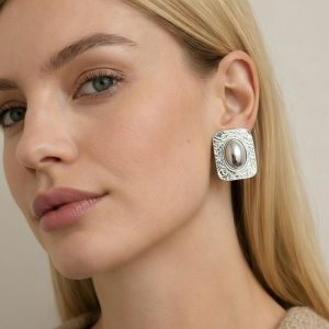 Ατσάλινα Σκουλαρίκια Τετράγωνο με Ανάγλυφη Υφή Ασημί ΧρώμαA3623B