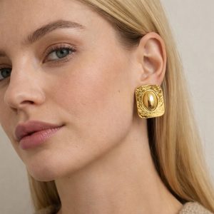 Ατσάλινα Σκουλαρίκια Τετράγωνο με Ανάγλυφη Υφή Χρυσό ΧρώμαA3623A