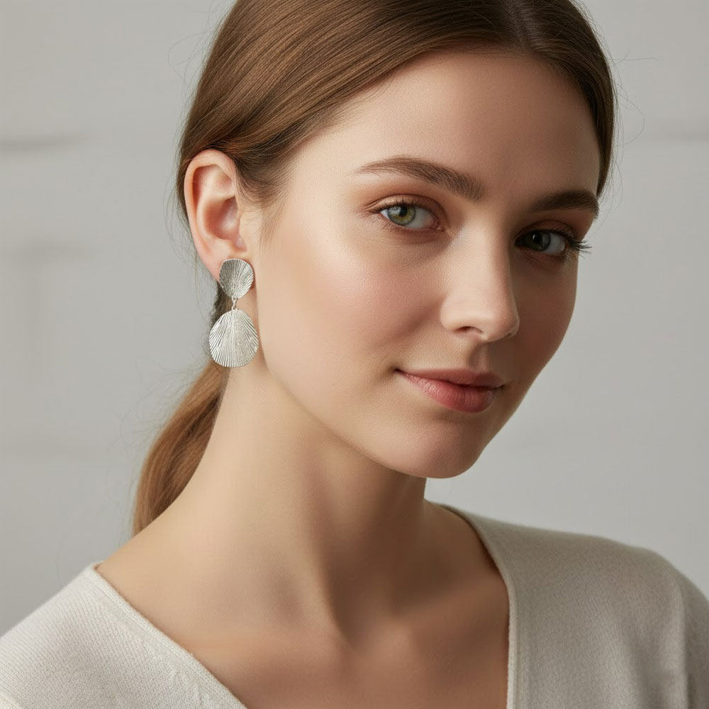 Ατσάλινα Κρεμαστά Σκουλαρίκια με Ανάγλυφες Οβάλ Λεπτομέρειες Ασημί Χρώμα Ατσάλινα Κρεμαστά Σκουλαρίκια με Ανάγλυφες Οβάλ Λεπτομέρειες Ασημί ΧρώμαA6068-1B