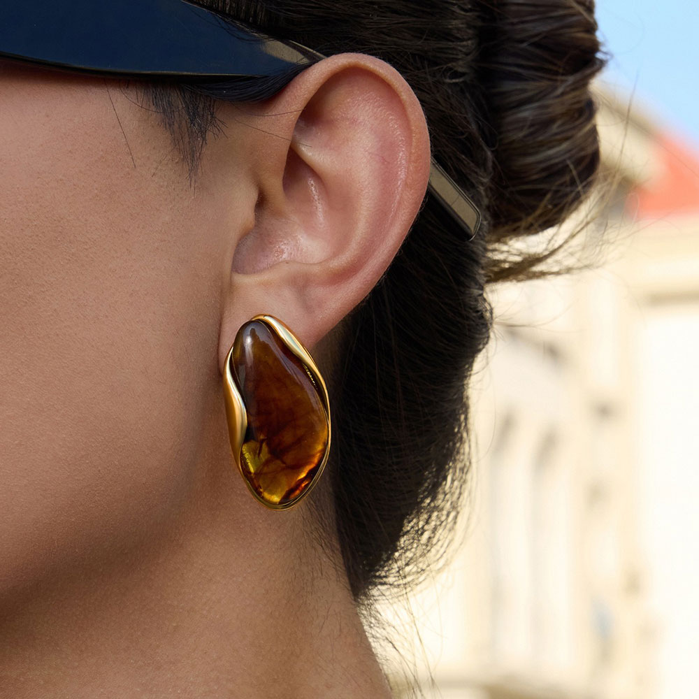 Ατσάλινα Σκουλαρίκια Οργανικός Σχεδιασμός Χρυσό Χρώμα με Καφέ Στοιχείο Ατσάλινα Σκουλαρίκια Οργανικός Σχεδιασμός Χρυσό Χρώμα με Καφέ ΣτοιχείοA70026C