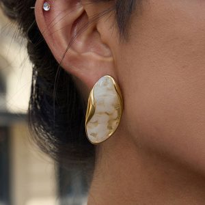 Ατσάλινα Σκουλαρίκια Οργανικός Σχεδιασμός Χρυσό με Γαλακτερό ΣτοιχείοA70026B