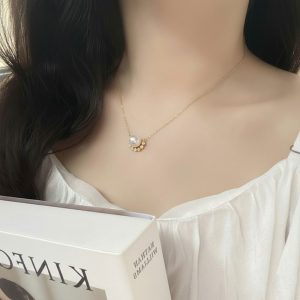 Ατσάλινο Κολιέ με Μαργαριταρένιο Στοιχείο και Λαμπερές Λεπτομέρειες Χρυσό ΧρώμαB3006A