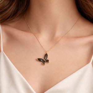 Ατσάλινο Κολιέ Πεταλούδα με Κρυστάλλινες Σκούρες Πέτρες Χρυσό ΧρώμαX00509A