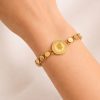 Ατσάλινο βραχιόλι με λίρα και διακοσμητικούς κρίκους Χρυσό ΧρώμαA70024