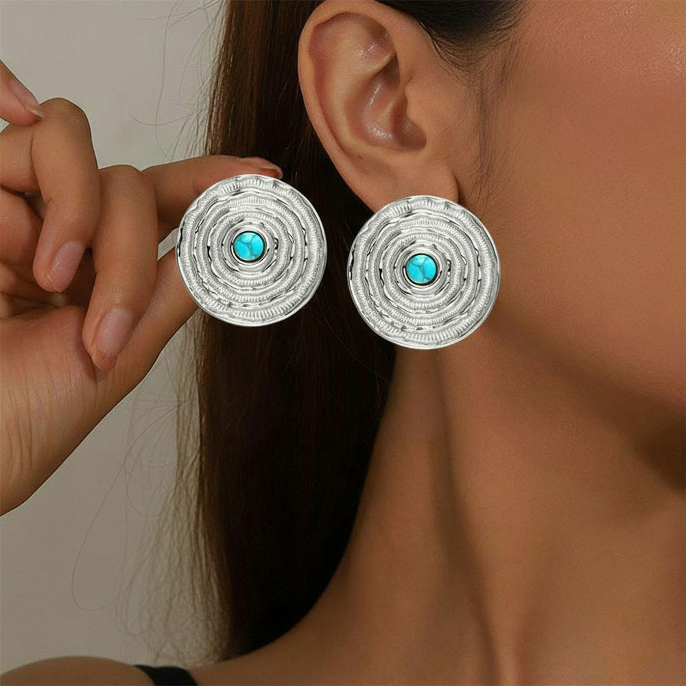 Ατσάλινα Σκουλαρίκια με Ανάγλυφο Κυκλικό Σχέδιο και Τυρκουάζ Λεπτομέρεια Ασημί Χρώμα Ατσάλινα Σκουλαρίκια με Ανάγλυφο Κυκλικό Σχέδιο και Τυρκουάζ Λεπτομέρεια Ασημί ΧρώμαX00528B